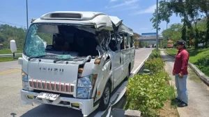 Diduga Menghindari Kendaraan didepan, Mikrobus Rombongan Santri Dari Jogja Alami Kecelakaan Tunggal.
