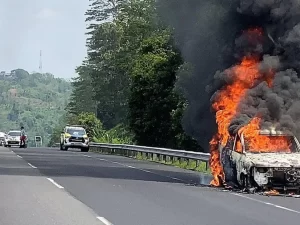 Sebuah Minibus Terbakar di Tol Ungaran, Diduga Karena Konsleting Pada Bagian Mesin.